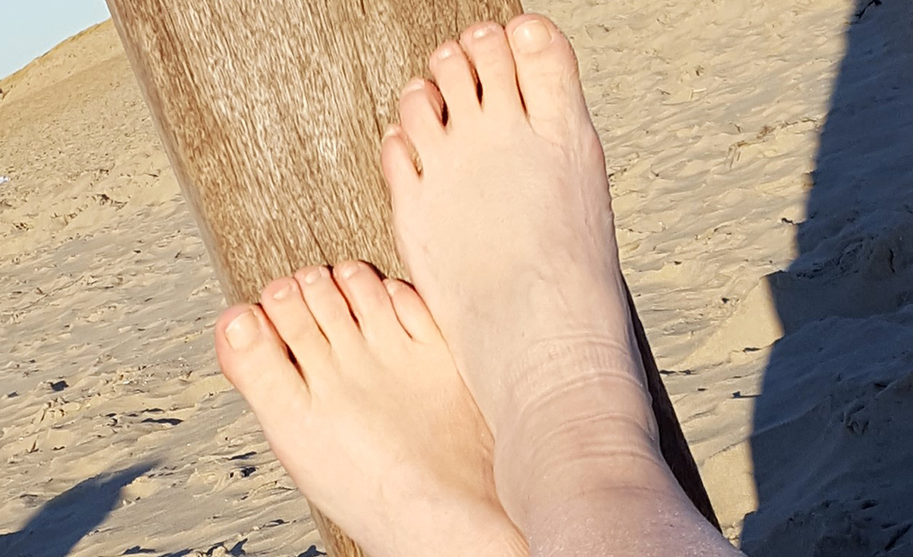 Voeten op het strand